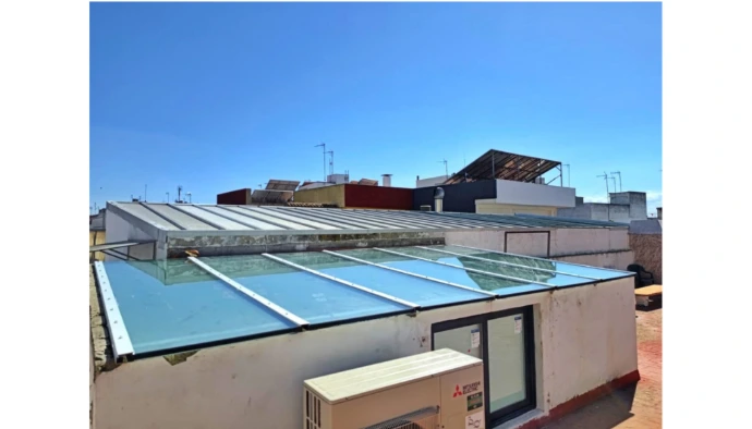 Claraboya en terraza de vidrio con control solar y laminar mate